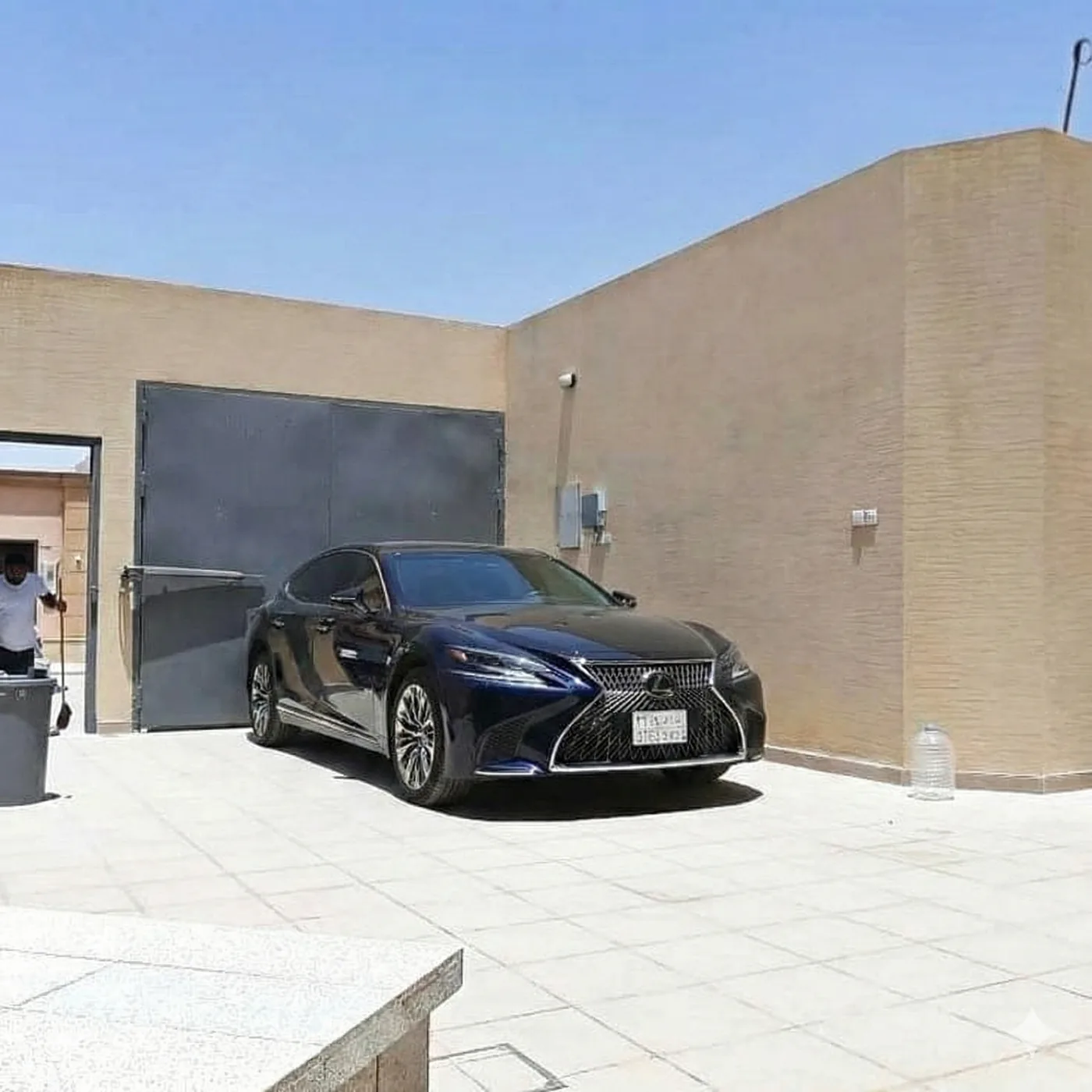 قبل التنفيذ - مساحة موقف سيارة قبل تركيب المظلة